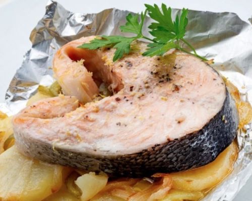 Salmón al papillote con patatas panaderas