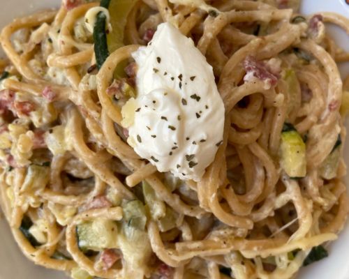 Spaguetti con calabacín, gorgonzola y jamón frito